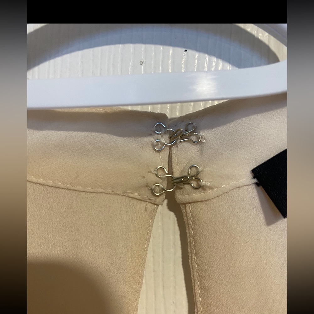 🌷Le Chateau Ivory Pearl Beaded Sleeveless Blouse Size M Formal 3/$30 - Picture 5 of 8
